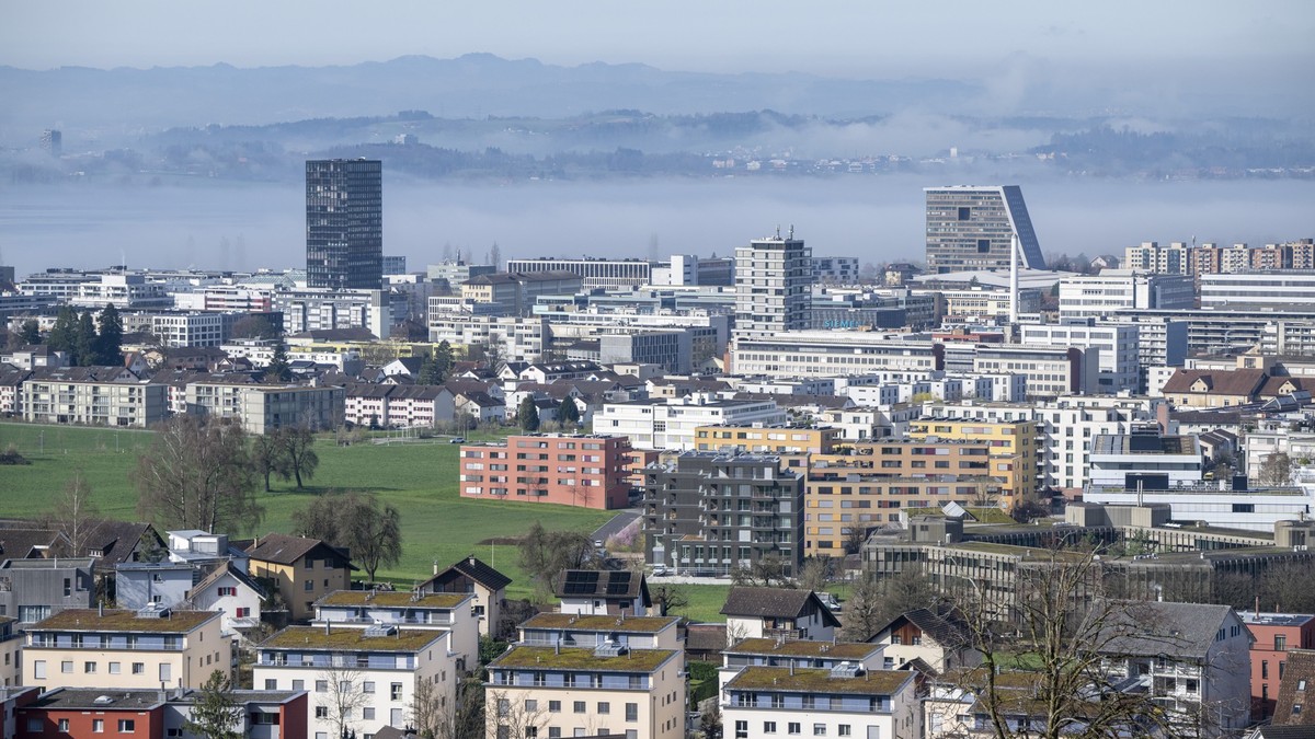 Ein Uebersicht ueber die Stadt Zug mit Wohnhaeusern und auch vielen Buerogebaeuden am Mittwoch, 20. Maerz 2024 in Zug. (KEYSTONE/Urs Flueeler).