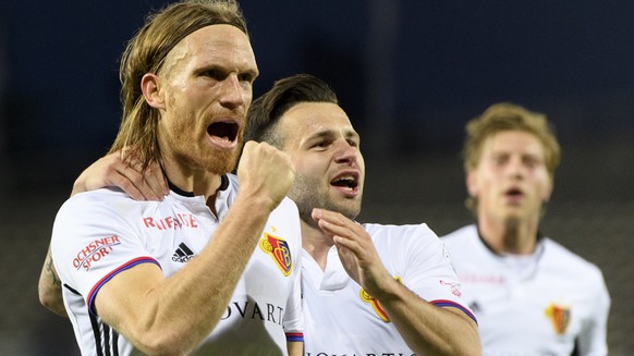 Le defenseur balois Michael Lang, gauche, celebre le 1 a 0 avec le milieu balois Renato Steffen, droite, lors de la rencontre de football de Super League entre le FC Lausanne-Sport, LS, et le FC Basel ...