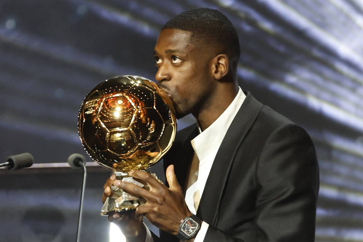 epa12398951 Paris Saint-Germain's player Ousmane Dembele kisses the Men's Ballon d'Or trophy during the Ballon d'Or 2025 ceremony at the Theatre du Chatelet in Paris, France, 22 Se ...