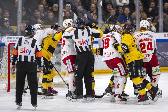 Gerangel vor dem Tor von Ajoie im Qualifiaktionsspiel der Eishockey National League zwischen dem HC Ajoie und dem EHC Biel-Bienne in der Raiffeisen Arena in Porrentruy, am Mittwoch, 19. November 2025. ...