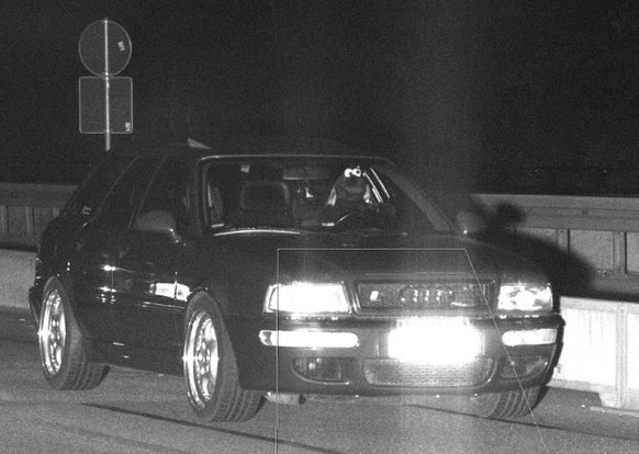Mit einer Maske Auto zu fahren, sei gefährlich, warnt das zuständige Polizeidepartement.