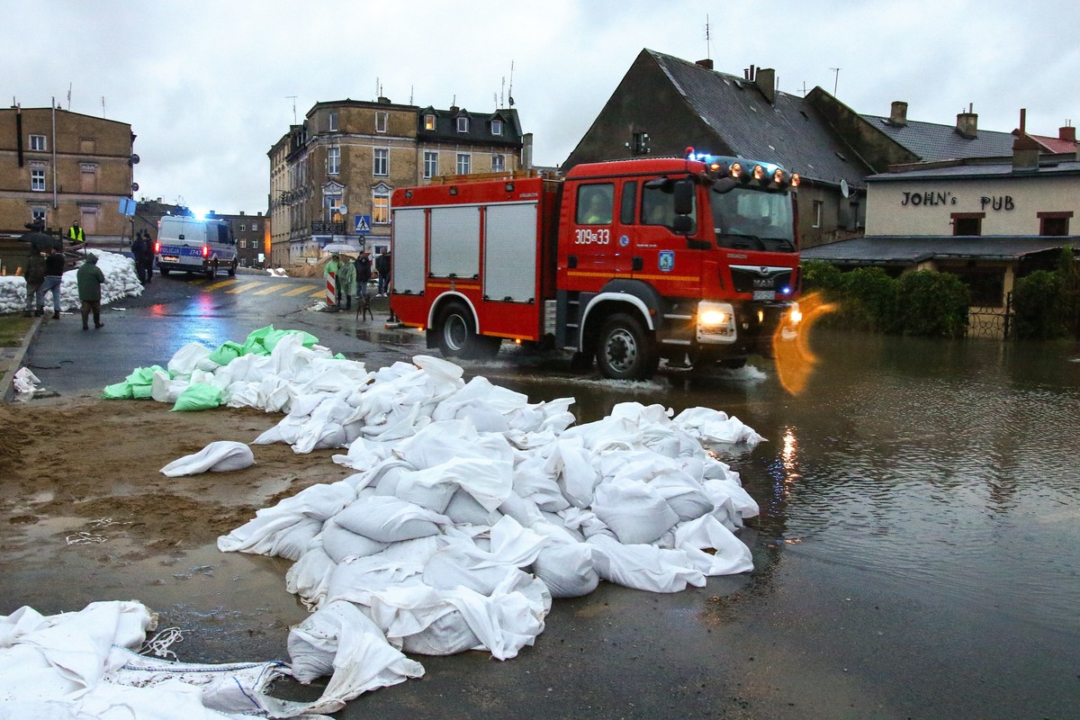 epa11604608 Firefighters build barriers with sandbags against flood water, near the river Biala Glucholaska, in Glucholazy, southwestern Poland, 14 September 2024. The next 24-36 hours will be crucial ...