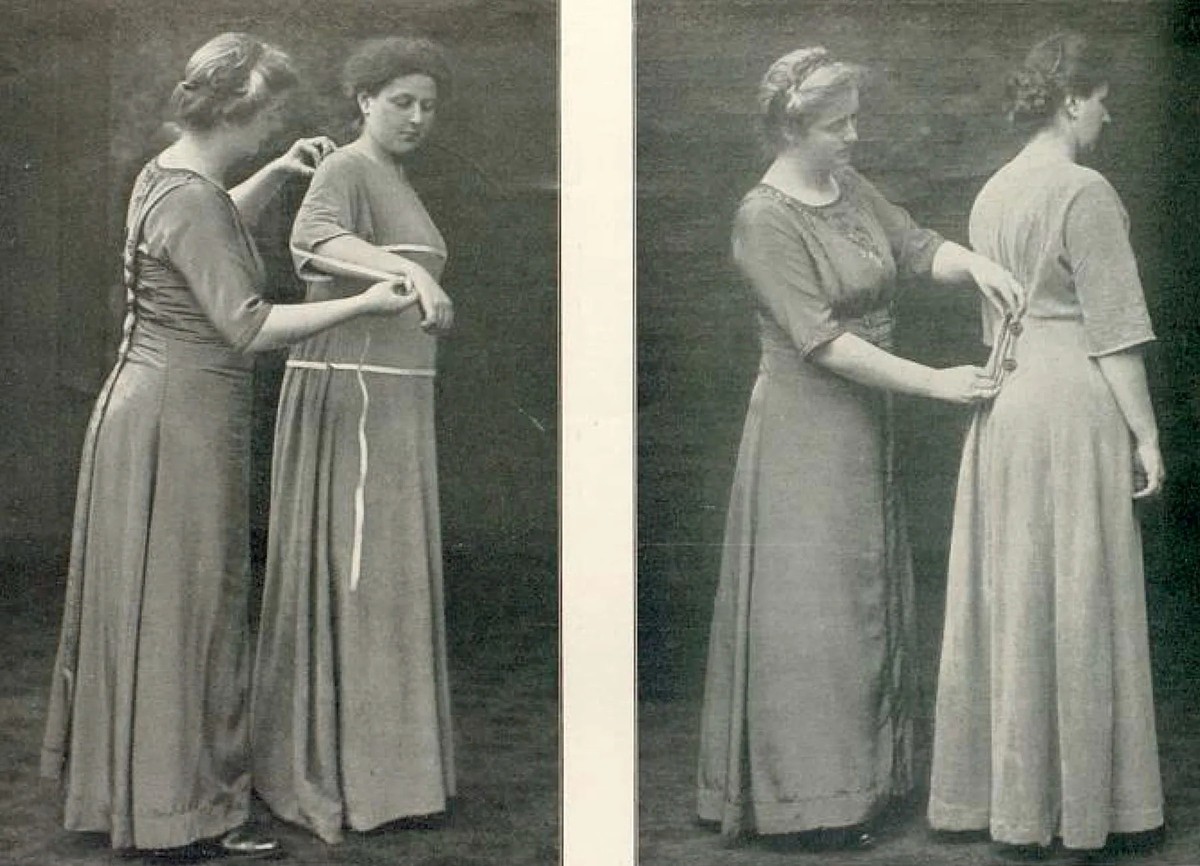 Les robes ajustées de Marie Thierbach s’adressaient à la «bourgeoise active». Un patron et quelques instructions devaient permettre à une femme de confectionner elle-même une nouvelle robe abordable e ...