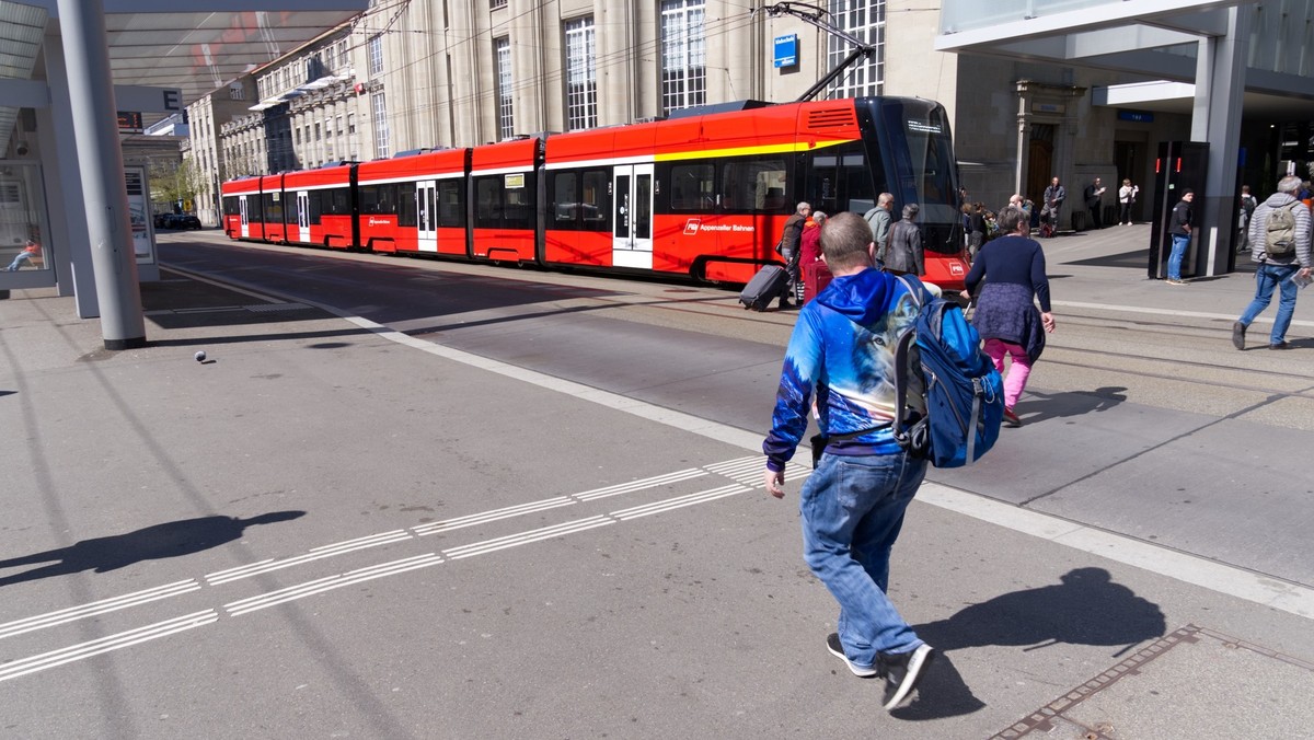 Square with modern entrance of main railway station of City of St. Gallen on a sunny spring day. Photo taken April 19th, 2022, St. Gallen, Switzerland.