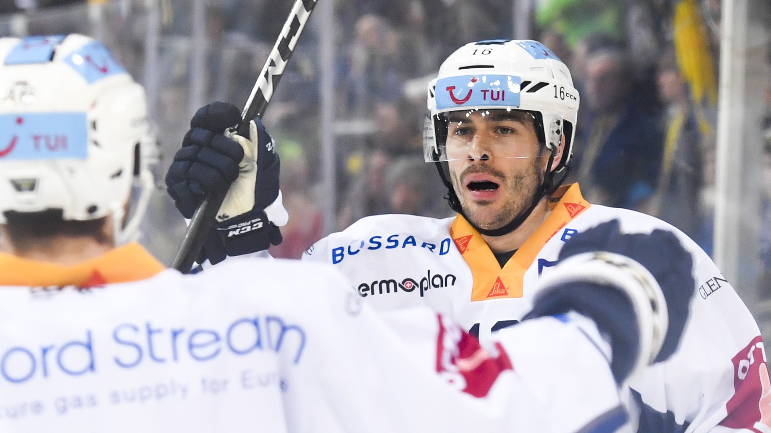 Zugs 2-2 Torschuetze Raphael Diaz, rechts, und Lino Martschini, beim Eishockey-Qualifikationsspiel der National League zwischen dem HC Davos und dem EV Zug, am Donnerstag, 30. Januar 2020, im Eisstadi ...