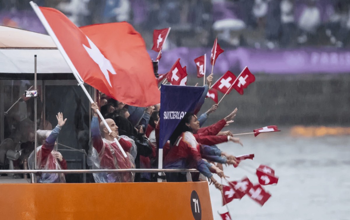 Nino Schurter a porté le drapeau suisse lors de la cérémonie d'ouverture.