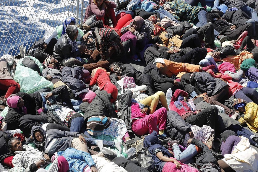 Flüchtlinge auf dem Mittelmeer werden während der Operation Mare Nostrum (unser Meer) von der italienischen Marine gerettet.
