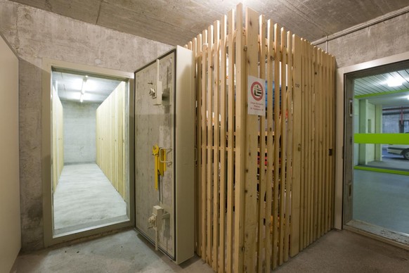 Entrance to the air-raid shelter in the cellar of an apartment complex in the &quot;Telli&quot; neighborhood in Aarau, Switzerland, pictured on December 8, 2009. (KEYSTONE/Alessandro Della Bella) Eing ...