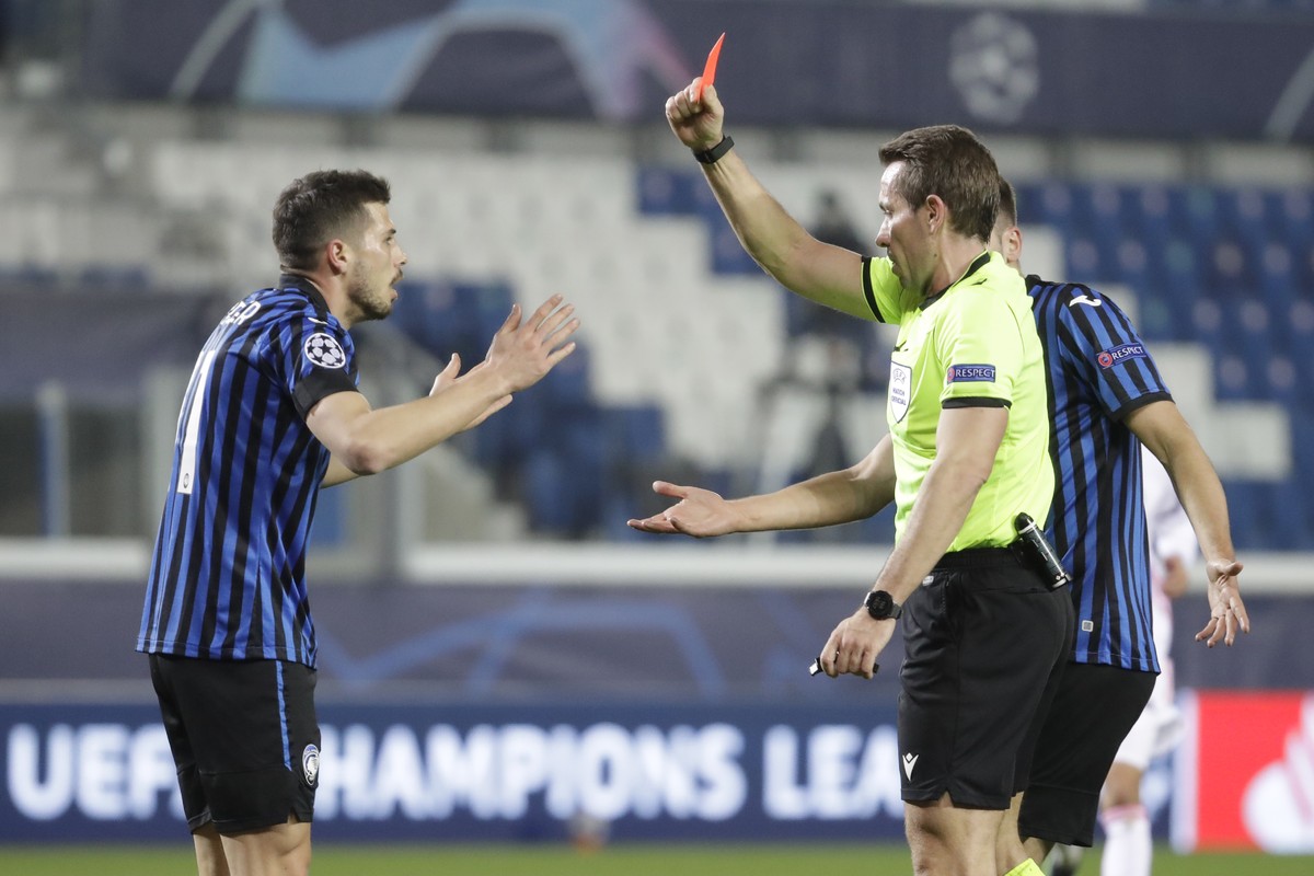 Referee Tobias Stieler, right, shows a red card to Atalanta's Remo Freuler during the Champions League, round of 16, first leg soccer match between Atlanta and Real Madrid, at the Gewiss Stadium  ...