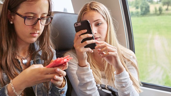 &quot;SBB Freesurf&quot; bietet über das Mobilfunknetz kostenloses Internet im Zug. Vorerst ist es Kunden von Sunrise und Salt vorbehalten. Swisscom und Sunrise sehe keinen Bedarf: Der Trend gehe in R ...
