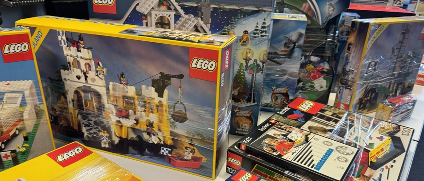 Lego collection from Uster.  600 unopened Lego sets have been found in the estate of a deceased person.  Now the treasure is being auctioned.