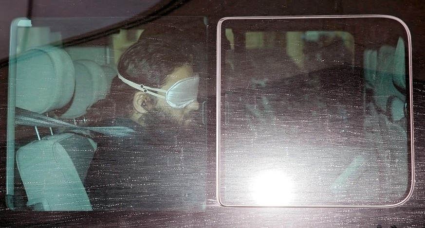 epaselect epa05623992 A suspect (C) is brought for HIS arraignment in the Federal Court of Justice in Karlsruhe, Germany, 09 November 2016. German police on 08 November 2016 arrested five suspected Is ...