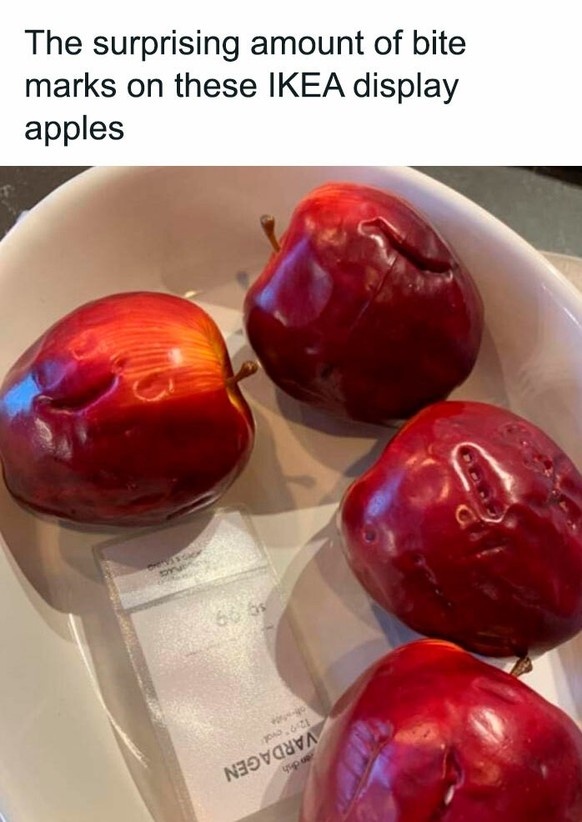 Angebissene Äpfel in der Ikea.