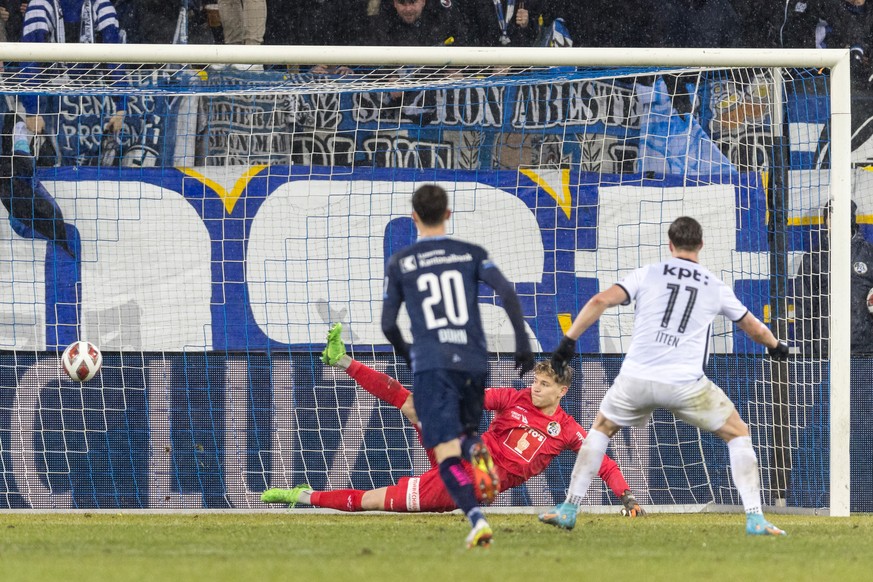 YBs Cedric Itten, rechts, erzielt das Tor zum 1:1 per Elfmeter gegen FC Luzerns Torhueter Pascal Loretz im Fussball Meisterschaftsspiel der Super League zwischen dem FC Luzern und dem BSC Young Boys B ...