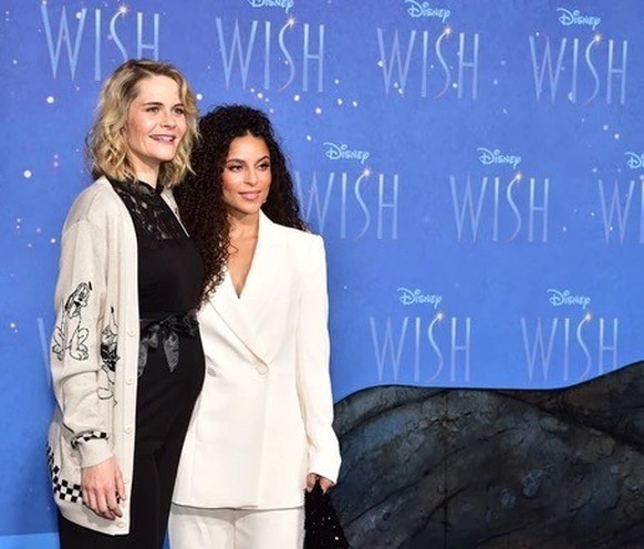 Hazel Brugger poses at the "Wish"-Premieres alongside Patricia Meeden, who plays the character Asha.