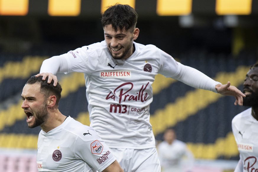 Servettes Alex Schalk, links, und Kastriot Imeri feiern den Treffer zum 0-1 im Fussball Meisterschaftsspiel der Super League zwischen den Berner Young Boys und Genfs Servette FC, am Sonntag, 13. Dezem ...