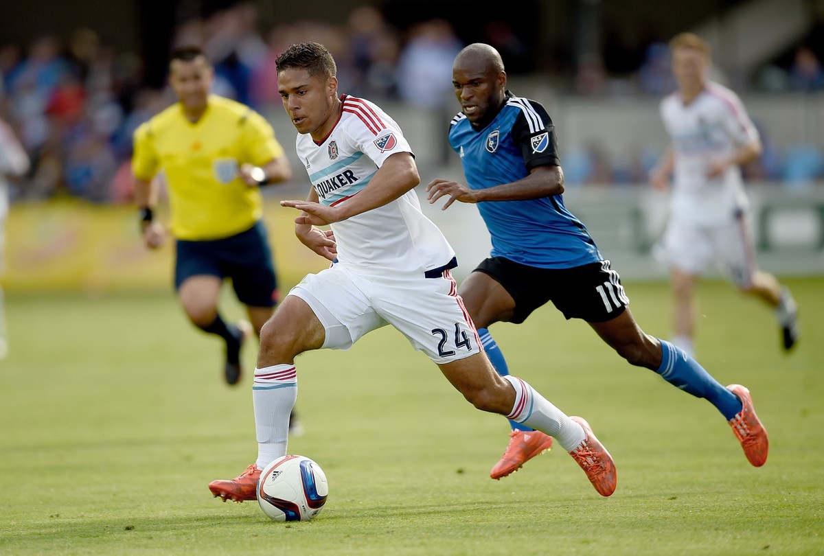 Hilft auch in der Defensive: Emeghara jagt Chicagos Quincy Amarikwa.