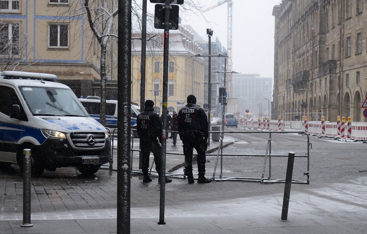 Treffen mit der Bürgerinneninitiatve Omas gegen Rechts in Dresden, am 13. Februar 2025. Von links: Monika (70 Jahre, aus Dresden), Christina (56 Jahre, aus Ostsaxen), Sigrid (64 Jahre, aus Dresden) un ...