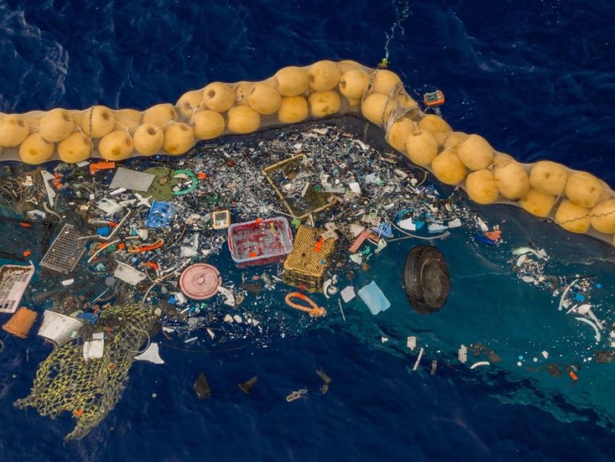 The Ocean Cleanup präsentiert sein Säuberungs-System 001/B, das im Great Pacific Garbage Patch Abfälle sammelt. (zVg)