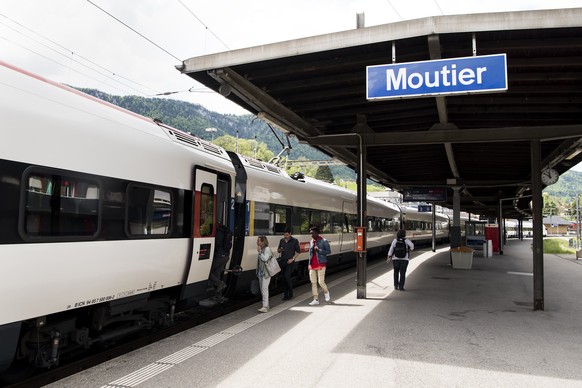 Des personnes montent dans un train CFF en gare ce mardi 23 mai 2017 a Moutier. Le 18 juin, les citoyens de Moutier se rendent aux urnes pour choisir entre le maintien dans le giron bernois et un ratt ...