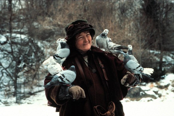 Brenda Fricker Characters: Bird Lady Film: Home Alone 2: Lost In New York USA 1992 Director: Chris Columbus 15 November 1992 Kevin - Allein in New York Home Alone 2: Lost in New York, USA 1991, Regie: ...