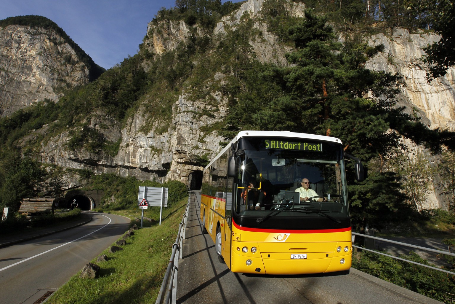 ARCHIV --- Ein Postauto unterwegs in der Gemeinde Isenthal auf der Strecke Altdorf-Isenthal im Kanton Uri am Donnerstag, 2. September 2010. Wer mit dem GA oder anderen Pauschalfahrausweisen im Postaut ...