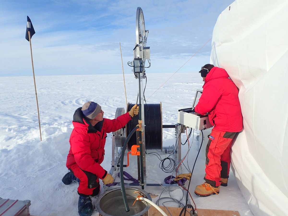 Probebohrung bei -31° Celsius in Grönland:&nbsp;In eineinhalb Stunden kam das Team 20 Meter tief.