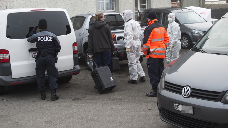 Beamte sind vor Ort nach einem Toetungsdelikt an der Boesingenstrasse 4, am Samstag 19. Dezember 2015, in Laupen. 
In Laupen im Kanton Bern sind am Freitagabend zwei Personen tot in einer Wohnung aufg ...