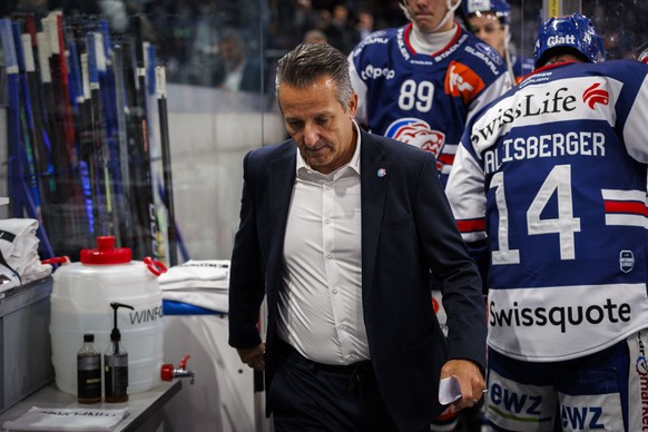 ZSC Lions Cheftrainer Marco Bayer waehrend dem Spiel der Qualifikation der Eishockey-Meisterschaft der National League zwischen den Teams ZSC Lions und EHC Biel-Bienne am Dienstag, 9. September 2025,  ...