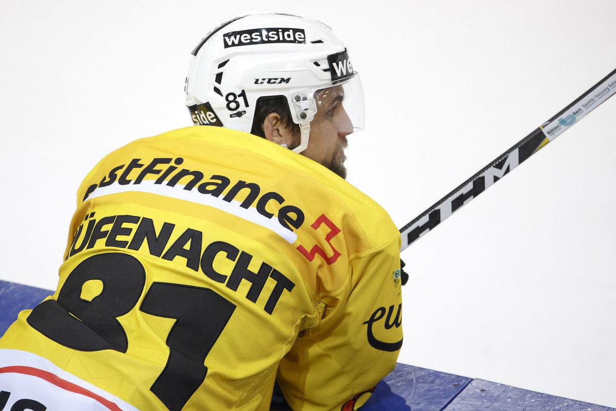 Bern's forward Thomas Ruefenacht is stand up next to the boards, during the fourth leg of the playoffs quarterfinals game of National League Swiss Championship between Geneve-Servette HC and SC B ...