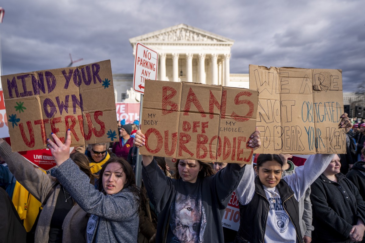 epaselect epa10419038 Pro-abortion activists rally near the Supreme Court as they protest the annual March for Life on the National Mall in Washington, DC, USA, 20 January 2023. Abortion opponents ral ...