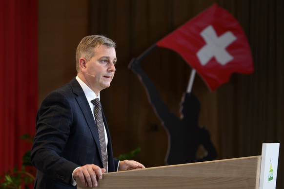 Staenderat Marco Chiesa, Parteipraesident SVP Schweiz, SVP-TI, spricht am Delegiertenversammlung die Schweizerische Volkspartei der Schweiz (SVP Schweiz), am Samstag, 24. Oktober 2020, in Bern. Mit Bl ...