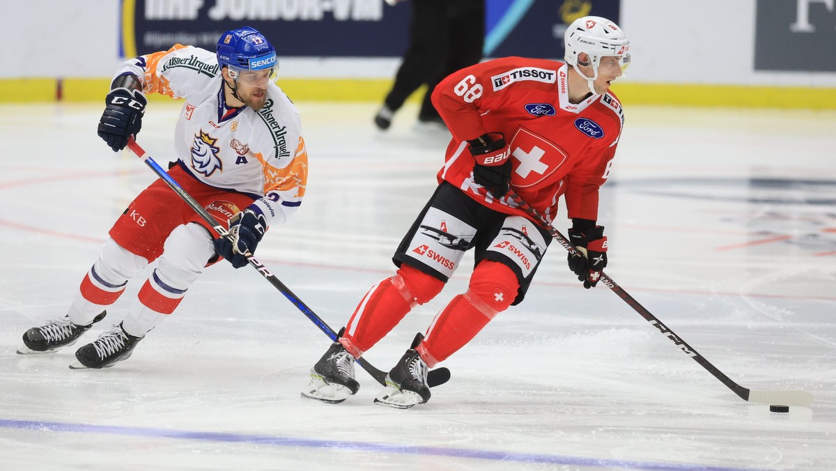 epa10462897 Czevh Republic's Jiri Smejkal (L) and Switzerlandd's Fabrice Herzog in action during the Euro Hockey Tour - Beijer Hockey Games ice hockey match between Switzerland and Czech Rep ...