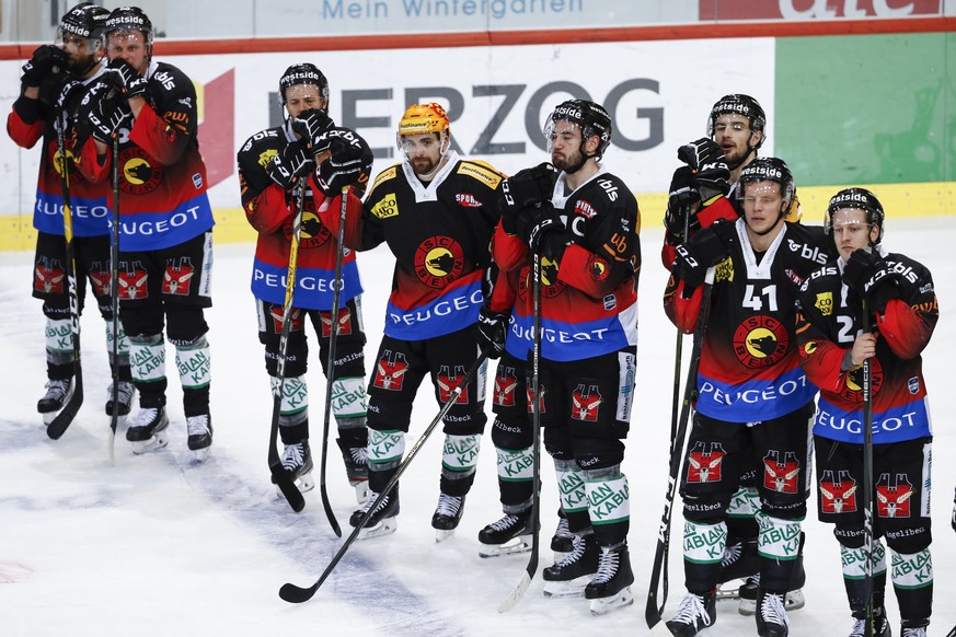 Enttaeuschte Berner Spieler nach dem Eishockey Meisterschaftsspiel der National League zwischen dem SC Bern und dem HC Lugano, am Sonntag, 5. Januar 2020 in der Postfinance Arena in Bern. (KEYSTONE/Pe ...