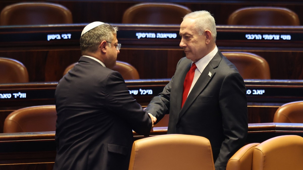epa12700394 Israeli Prime Minister Benjamin Netanyahu (R) shakes hands with National Security Minister Itamar Ben-Gvir during a special session to mark the 77th anniversary of the Knesset's estab ...