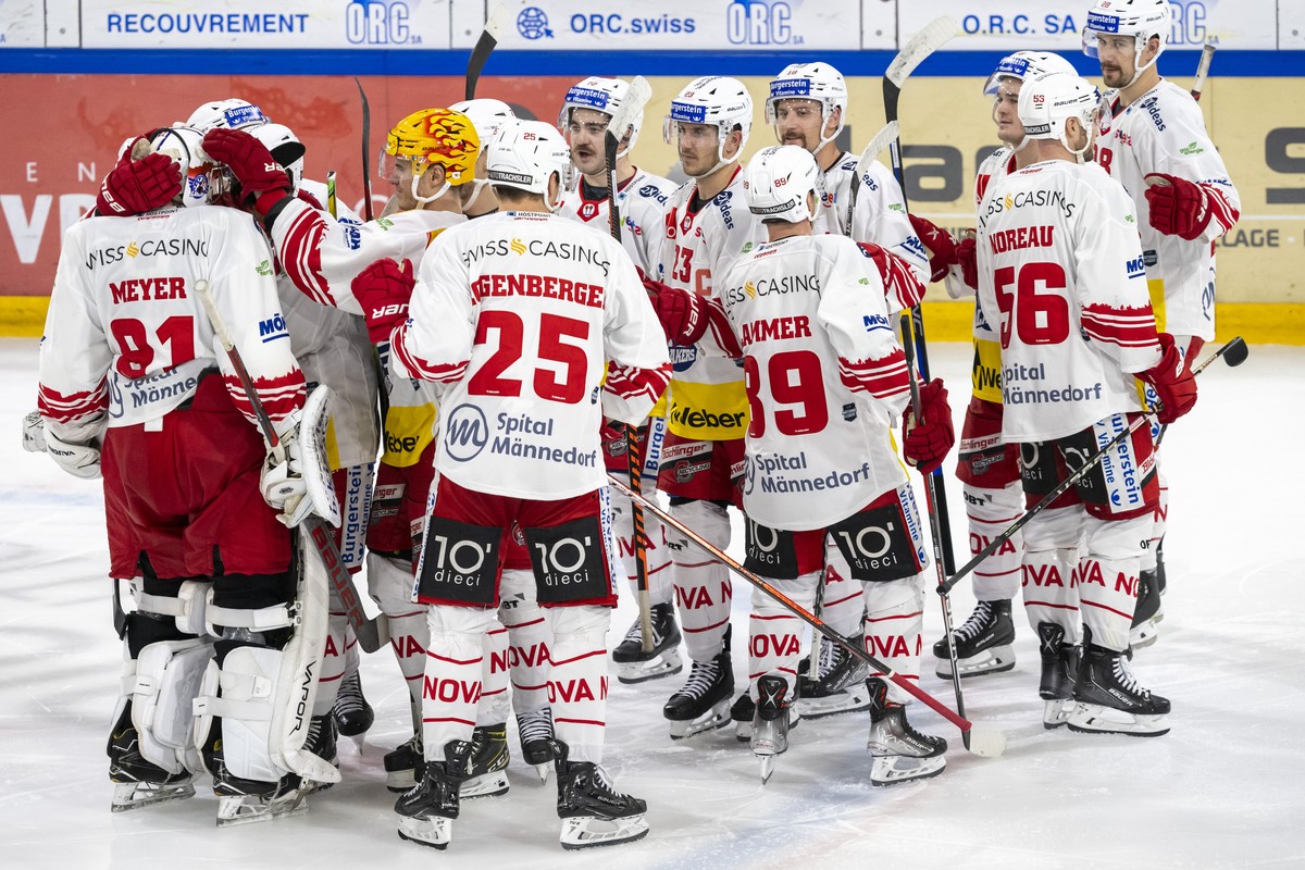 Rapperswil-Jonas Torhueter Robin Meyer, links, wird von seinen Mitspielern beglueckwuenscht nach dem Penaltyschiessen beim Eishockey-Qualifikationsspiel der National League zwischen dem HC Ajoie und d ...