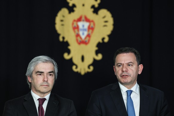 epa11232266 Luis Montenegro (R), the leader of the Democratic Alliance (AD) coalition, president of the Social Democratic Party (PSD) and future prime minister of Portugal, accompanied by the presiden ...