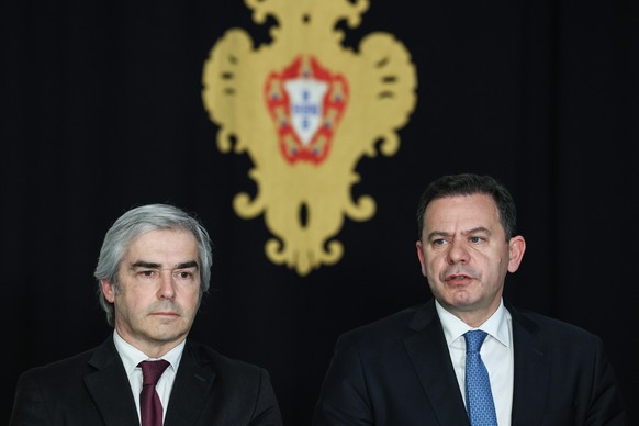 epa11232266 Luis Montenegro (R), the leader of the Democratic Alliance (AD) coalition, chairman of the Social Democratic Party (PSD) and future Prime Minister of Portugal, accompanied by the President…