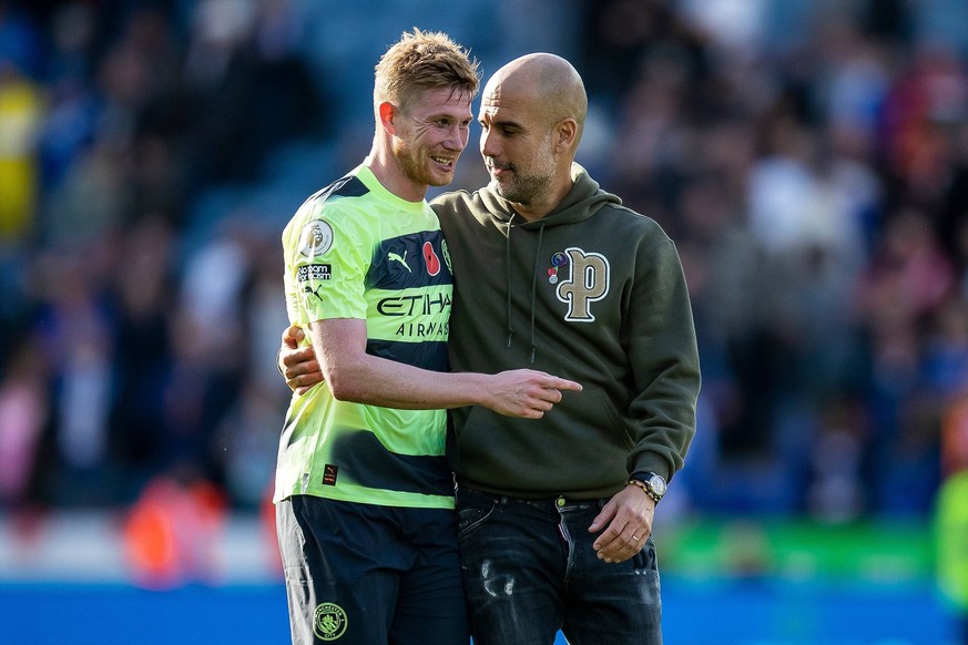 Leicester City v Manchester City Premier League 29/10/2022. Manchester City Head Coach Pep Guardiola talks to Manchester City midfielder Kevin De Bruyne 17 after the Premier League match between Leice ...