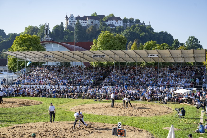 Ein Blick in die Schwingerarena mit dem Schloss Lenzburg im 1. Gang beim 117. Nordwestschweizer Schwingfest am Sonntag, 10, August 2025 in Lenzburg. (KEYSTONE/Urs Flueeler)