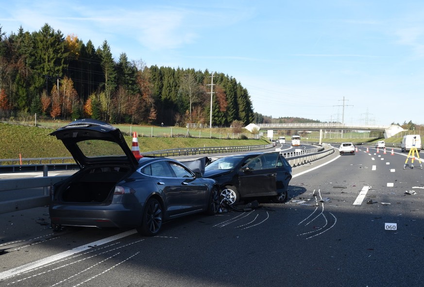 Ein Auffahrunfall mit drei beteiligten Fahrzeugen hat am Mittwochmorgen (22. November 2017) auf der A4 bei Affoltern am Albis im Kanton Zürich ein Todesopfer gefordert. Wegen des Unfalls musste die Au ...