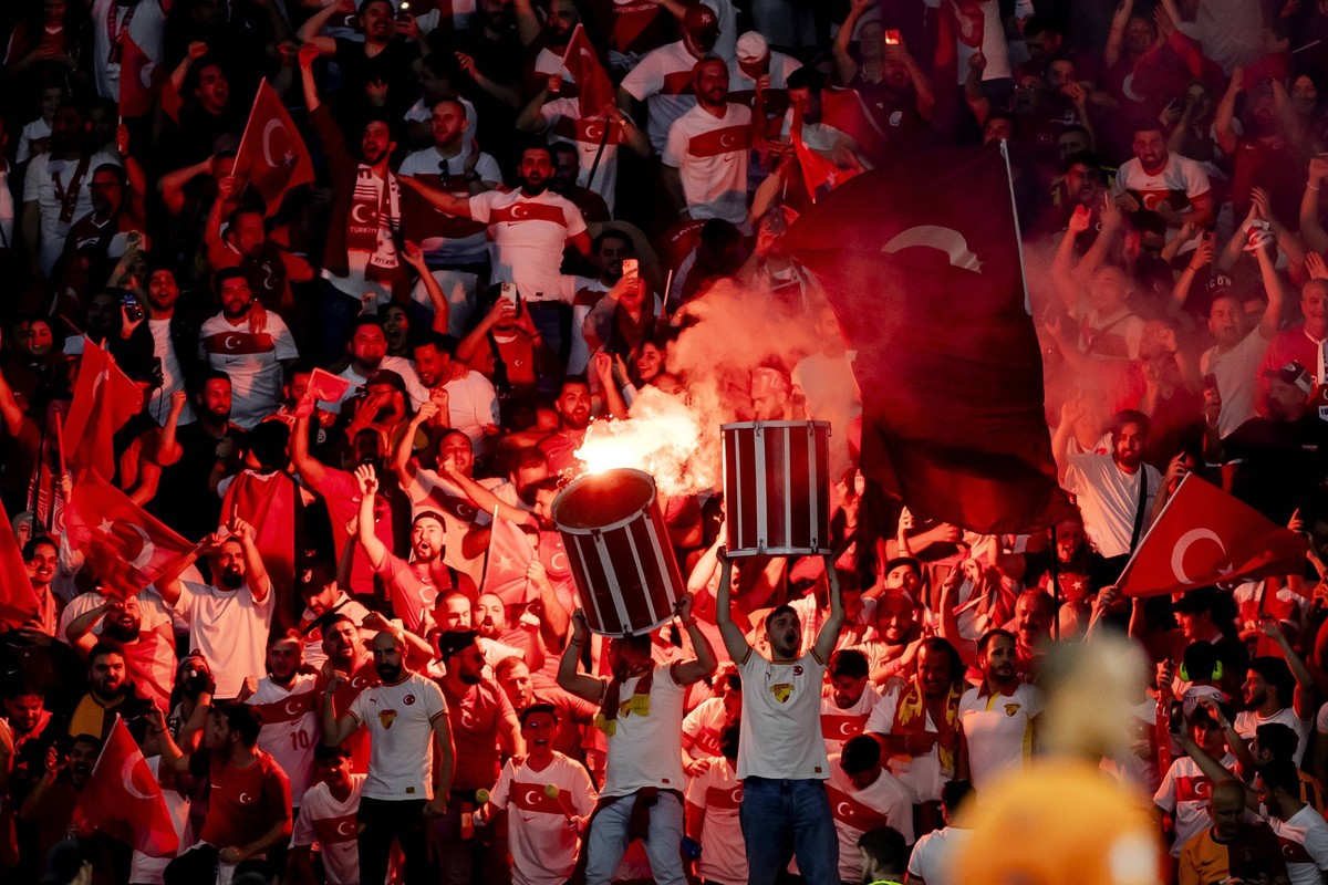BERLIN - Fans during the UEFA EURO, EM, Europameisterschaft,Fussball 2024 quarter-final match between the Netherlands and Turkey at the Olympiastadion on July 6, 2024 in Berlin, Germany. ANP KOEN VAN  ...