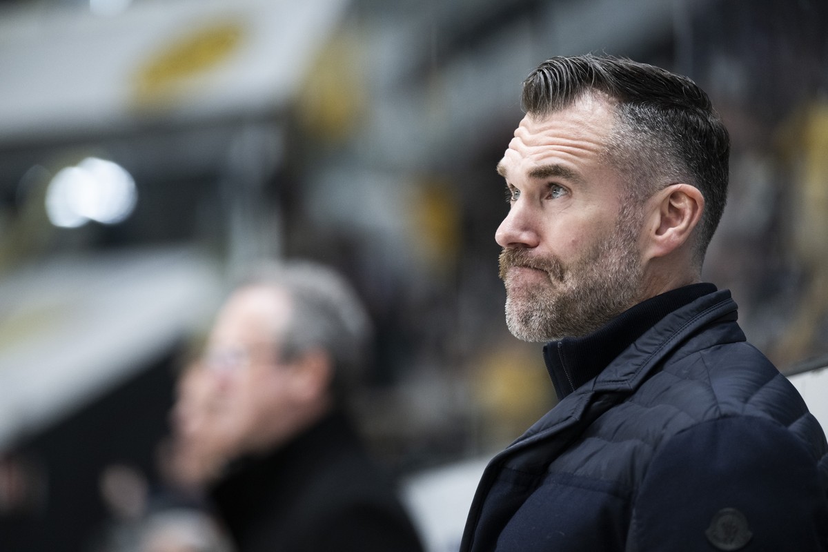 Fribourg's Head Coach Christian Dube, during the game 2, 1/4 final playoff of National League 2023/24 between HC Lugano and HC Fribourg-Gotteron at the Corner Arena in Lugano, Monday, March 18 20 ...