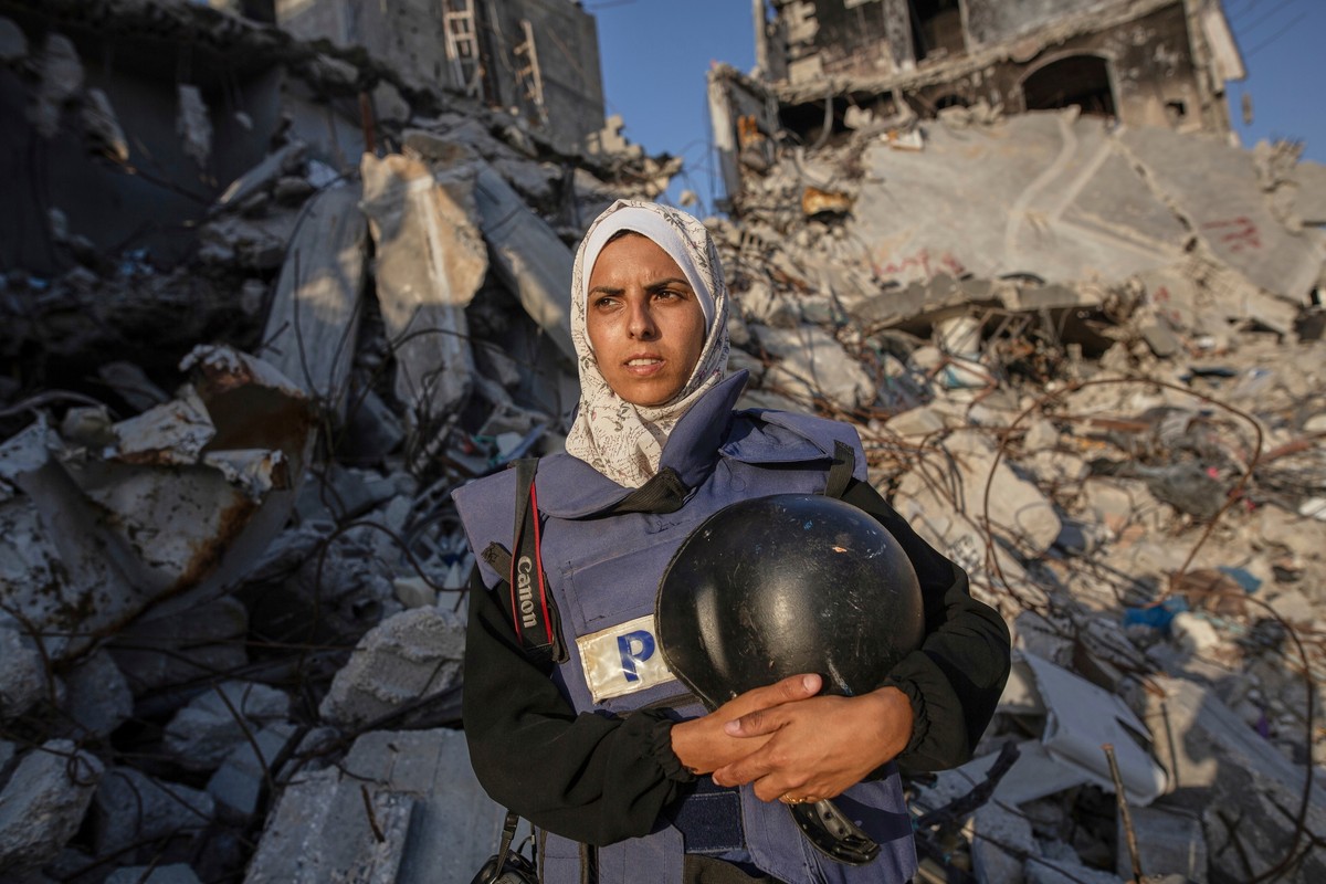 FILE - Freelance journalist Mariam Dagga, 33, who had been working with the Associated Press and other outlets during the Gaza war, poses for a portrait in Khan Younis, southern Gaza Strip, on June 14 ...