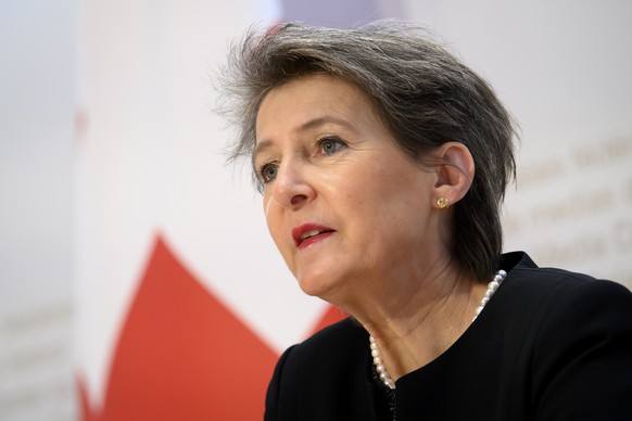 Bundesraetin Simonetta Sommaruga spricht waehrend einer Medienkonferenz ueber die Revision der Verordnung ueber Fernmeldedienste (Anpassung der Grundversorgungsbestimmungen), am Freitag, 10 Dezember 2 ...