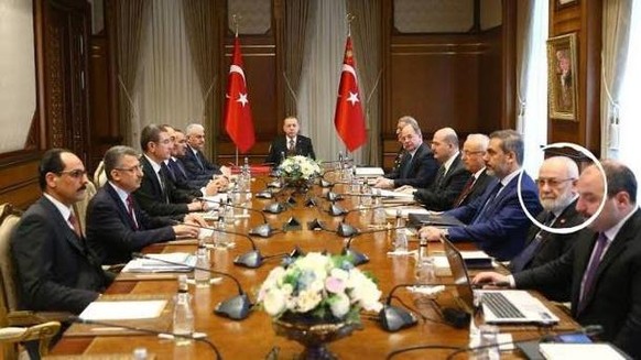 Das Kabinett von Präsident Erdoğan: Im Kreis der führenden Politiker war auch Adnan Tanrıverdi (weiss umkreist).