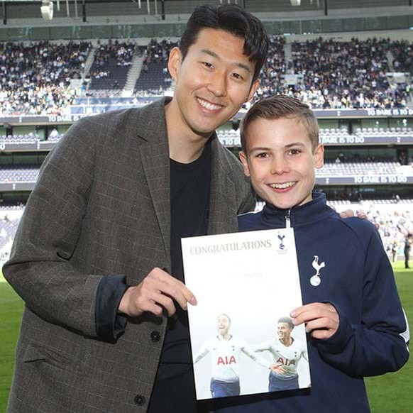 Balljunge Hynes vor einigen Monaten mit Tottenham-Star Heung-min Son.