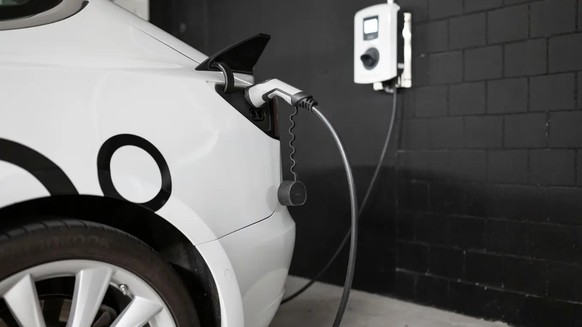 Ob das Elektroauto in der Garage geladen werden kann, hängt in der Schweiz vom Willen der Vermieter ab.