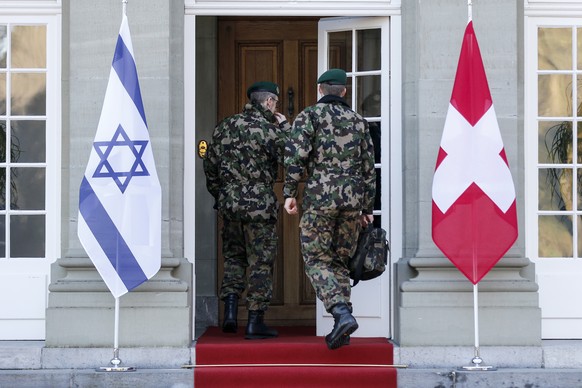 Members of the Swiss army seen next to the flags of Switzerland and Israel during an official visit of Israel&#039;s Defense Minister Moshe Ya&#039;alon in Kehrsatz near Bern, Switzerland, Thursday, F ...