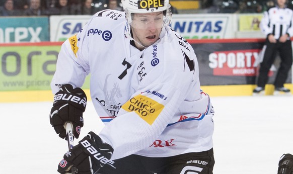 Fribourgs Verteidiger Larri Leeger, links, und SC Bern Stuermer Marco Mueller, rechts, kaempfen um den Puck, waehrend dem Eishockey Meisterschaftsspiel der National League A zwischen dem SC Bern und d ...